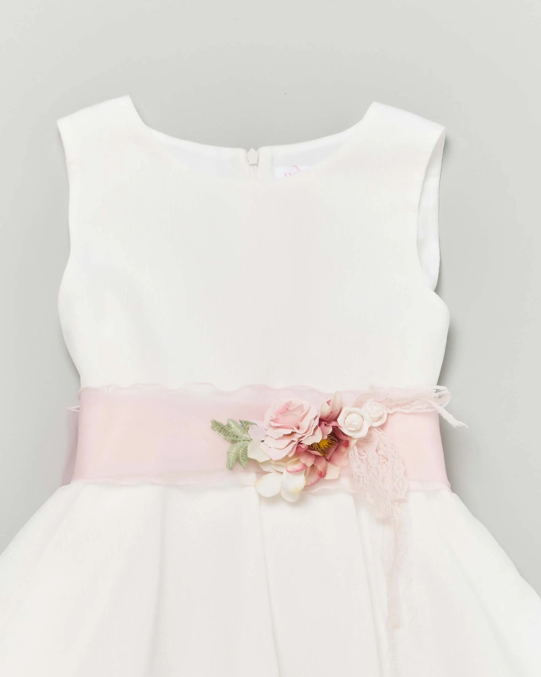 Abito corto bianco effetto lurex con gonna a faldoni e fascia rosa in organza con fiori 12 anni