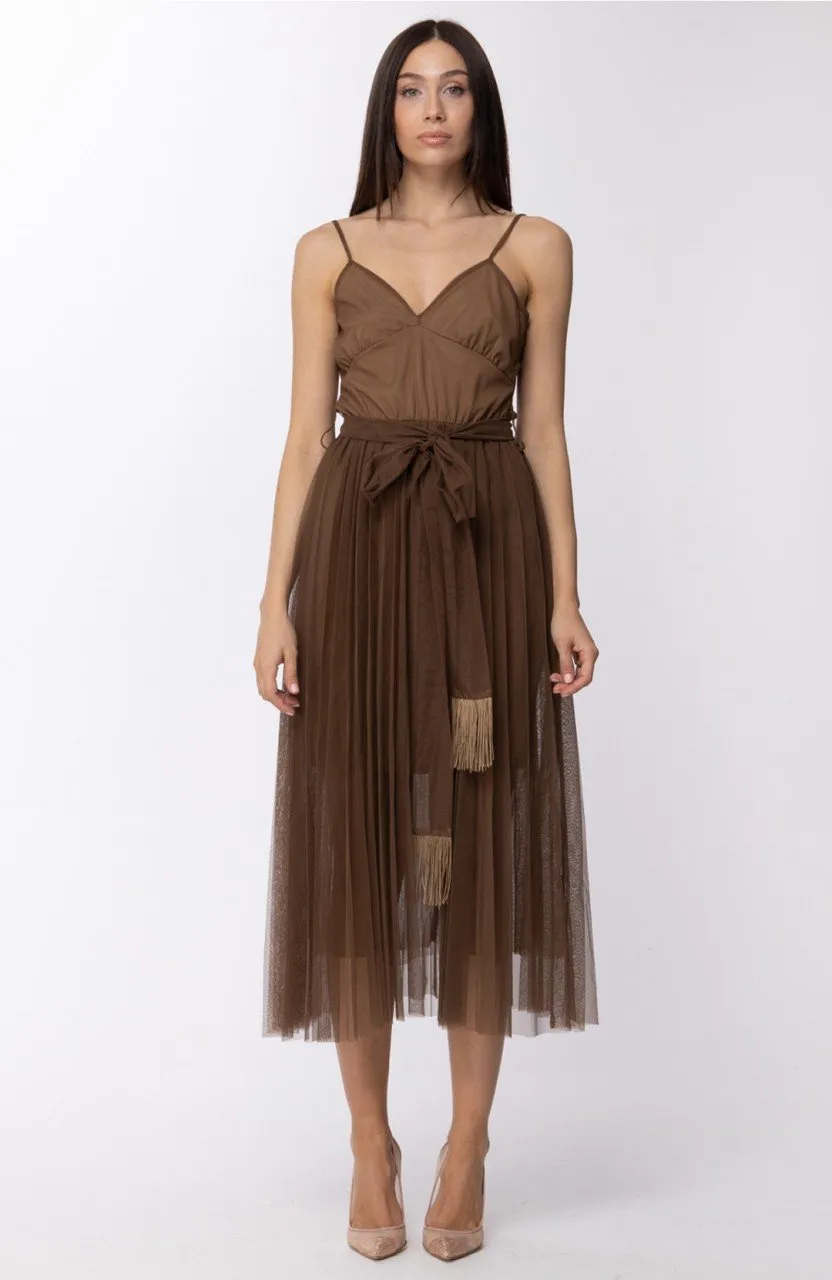 Abito scollato con tulle in plisse Cacao