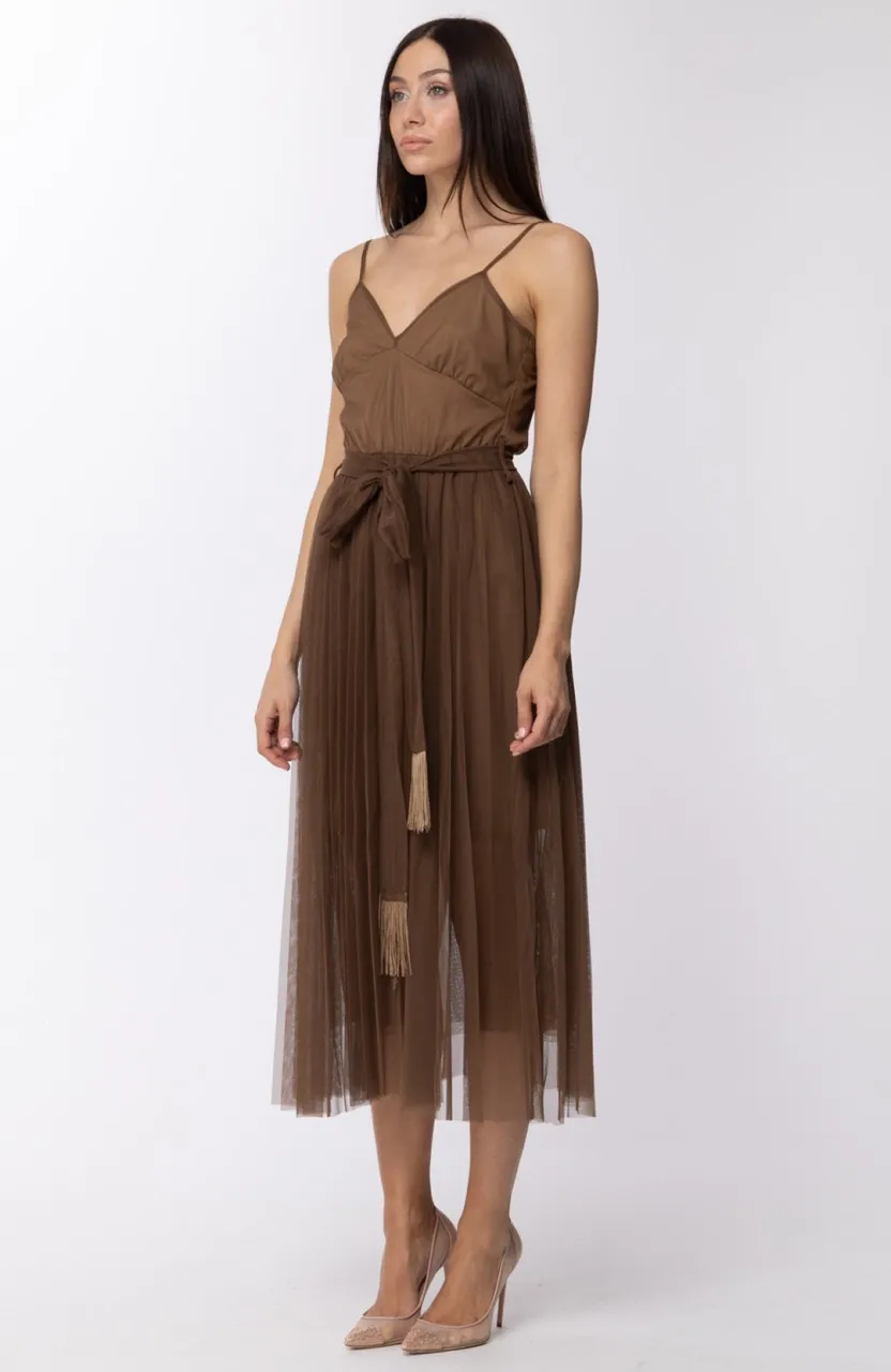 Abito scollato con tulle in plisse Cacao