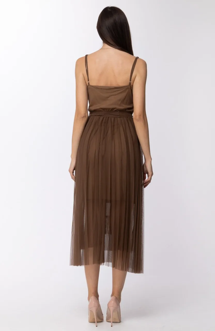 Abito scollato con tulle in plisse Cacao