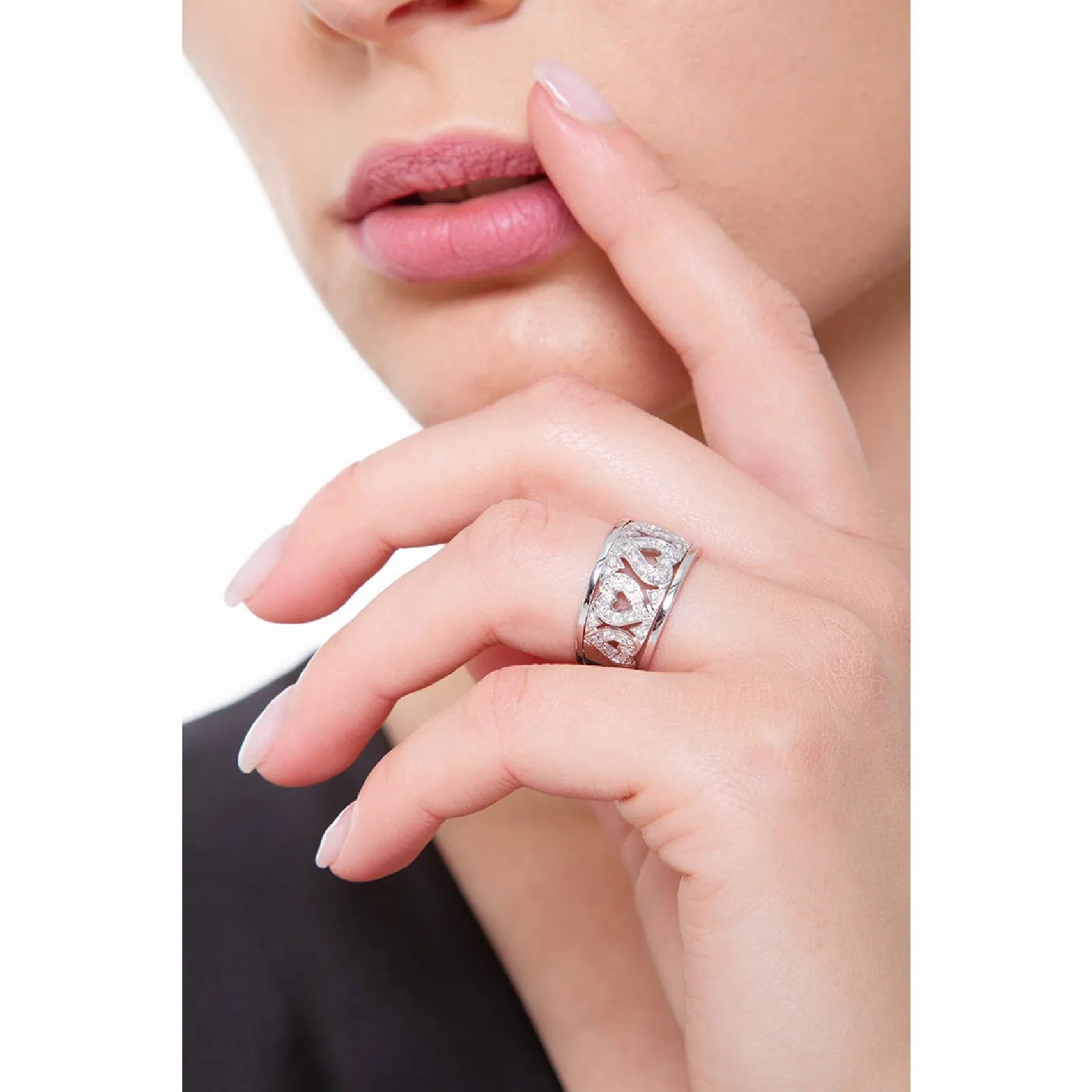 Anello a fascia in oro bianco 18k con cuori ricamati in diamanti