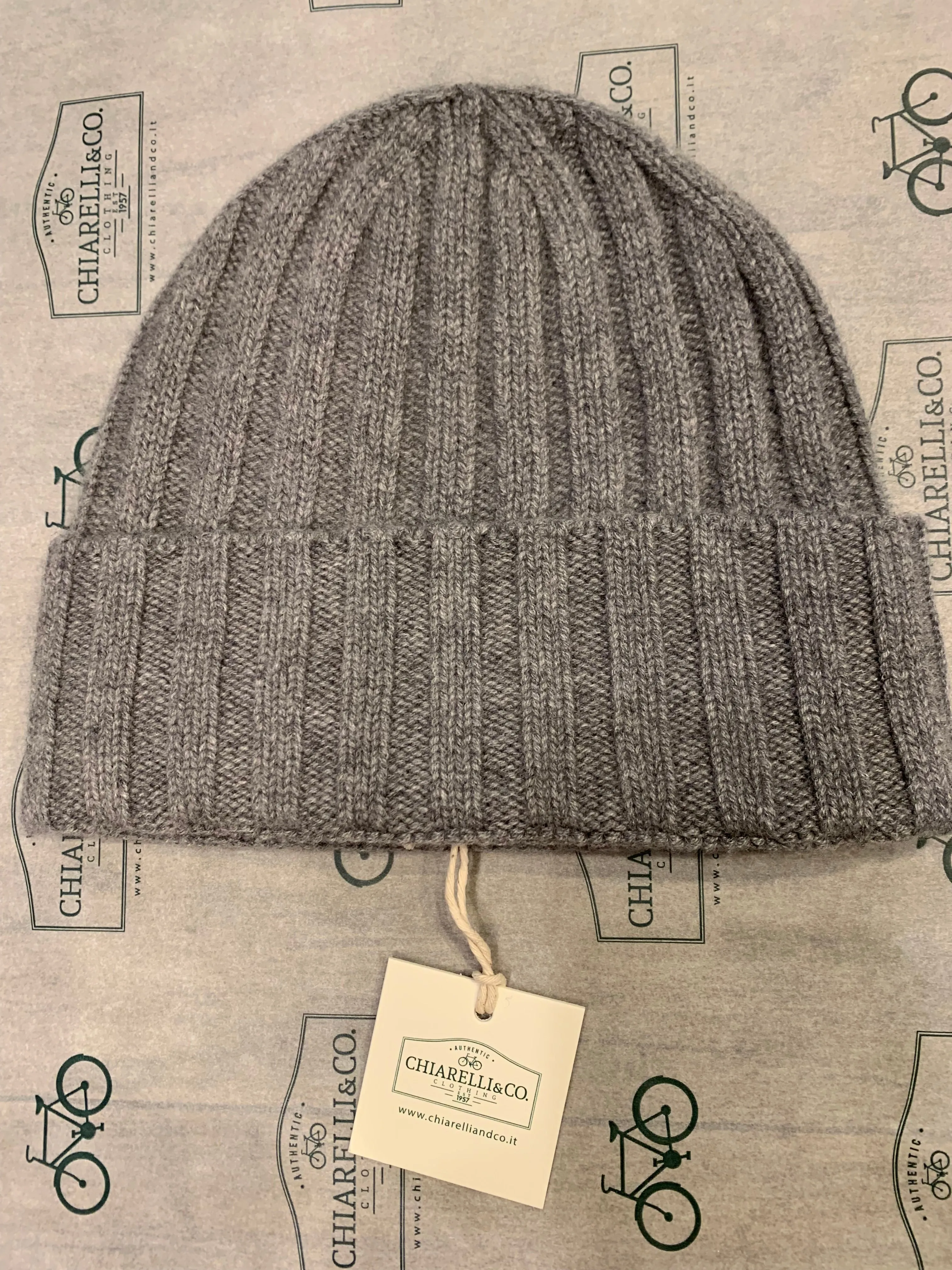 Berretto Chiarelli a coste larghe in puro cashmere senza cucitura centrale grigio
