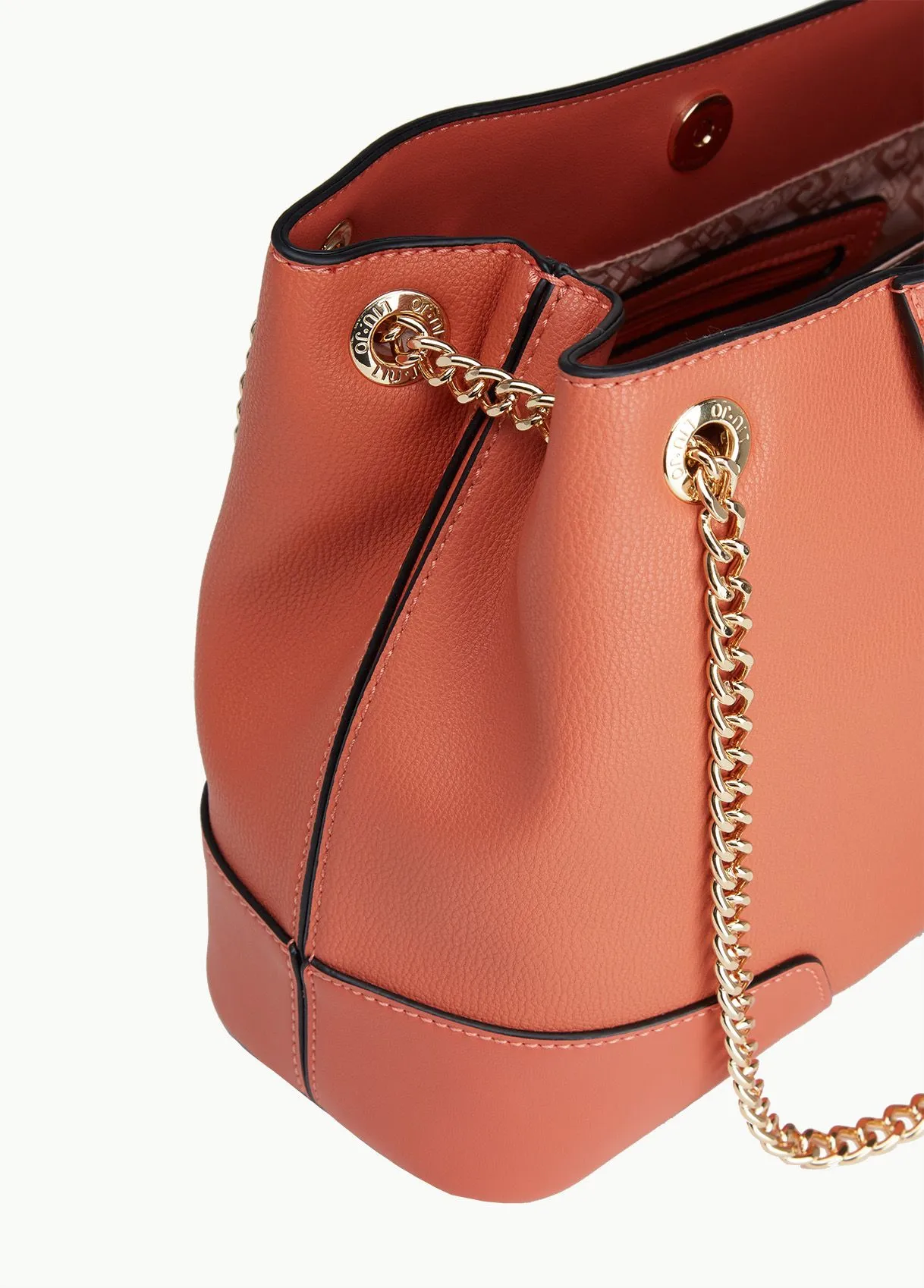 Borsa a spalla con charm logato