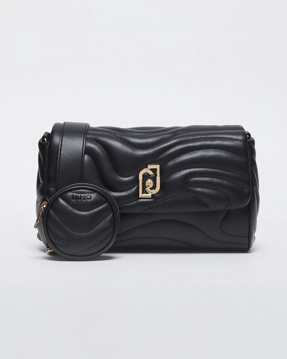 Borsa nera in similpelle trapunatata a onde con patta logata e tracolla in gros-grain con charm portamonete