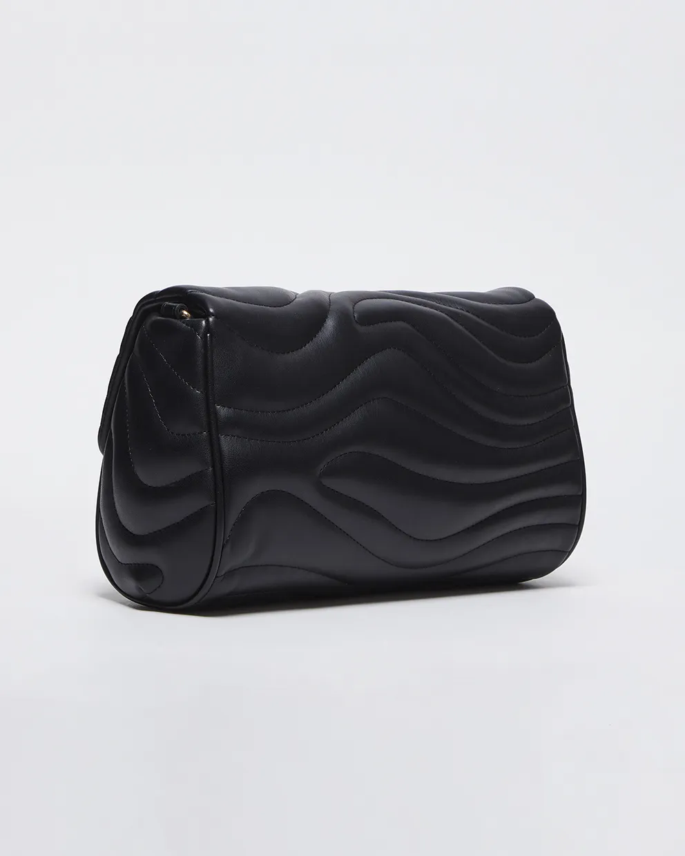 Borsa nera in similpelle trapunatata a onde con patta logata e tracolla in gros-grain con charm portamonete