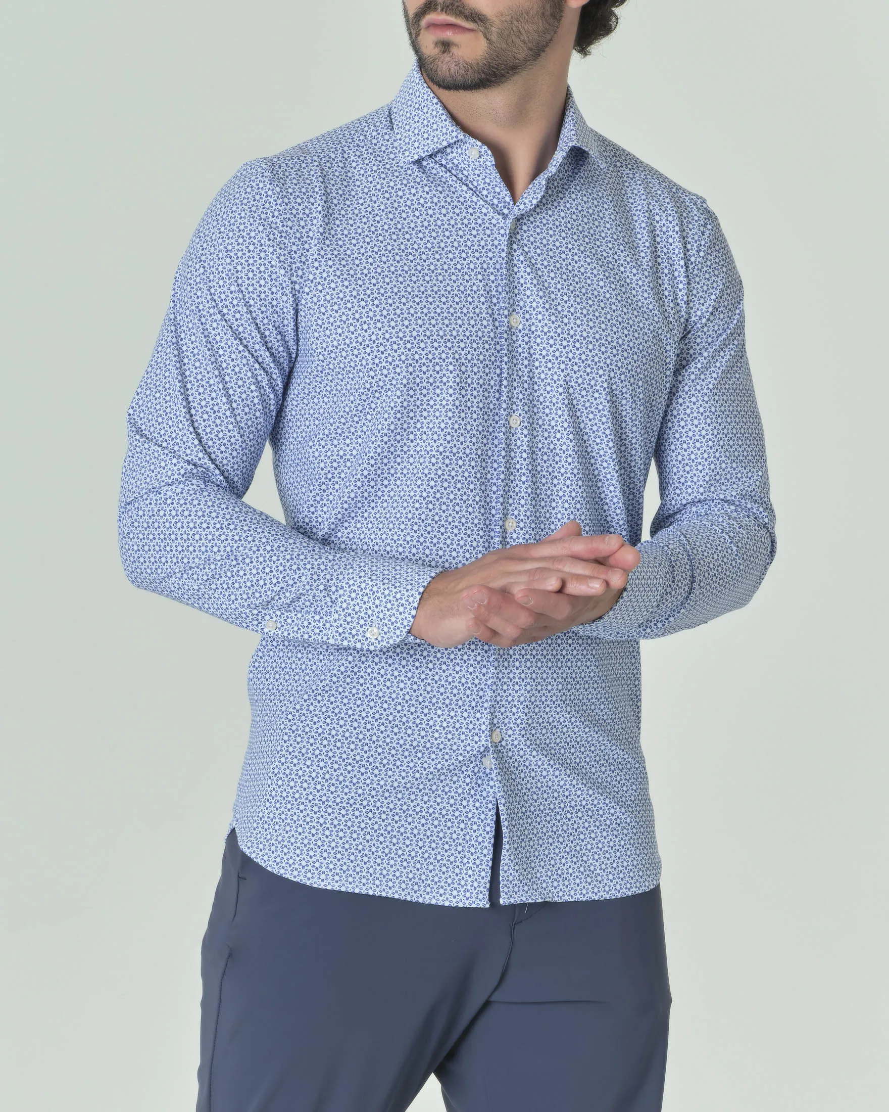 Camicia bianca in tessuto tecnico hyper comfort a fantasia floreale blu