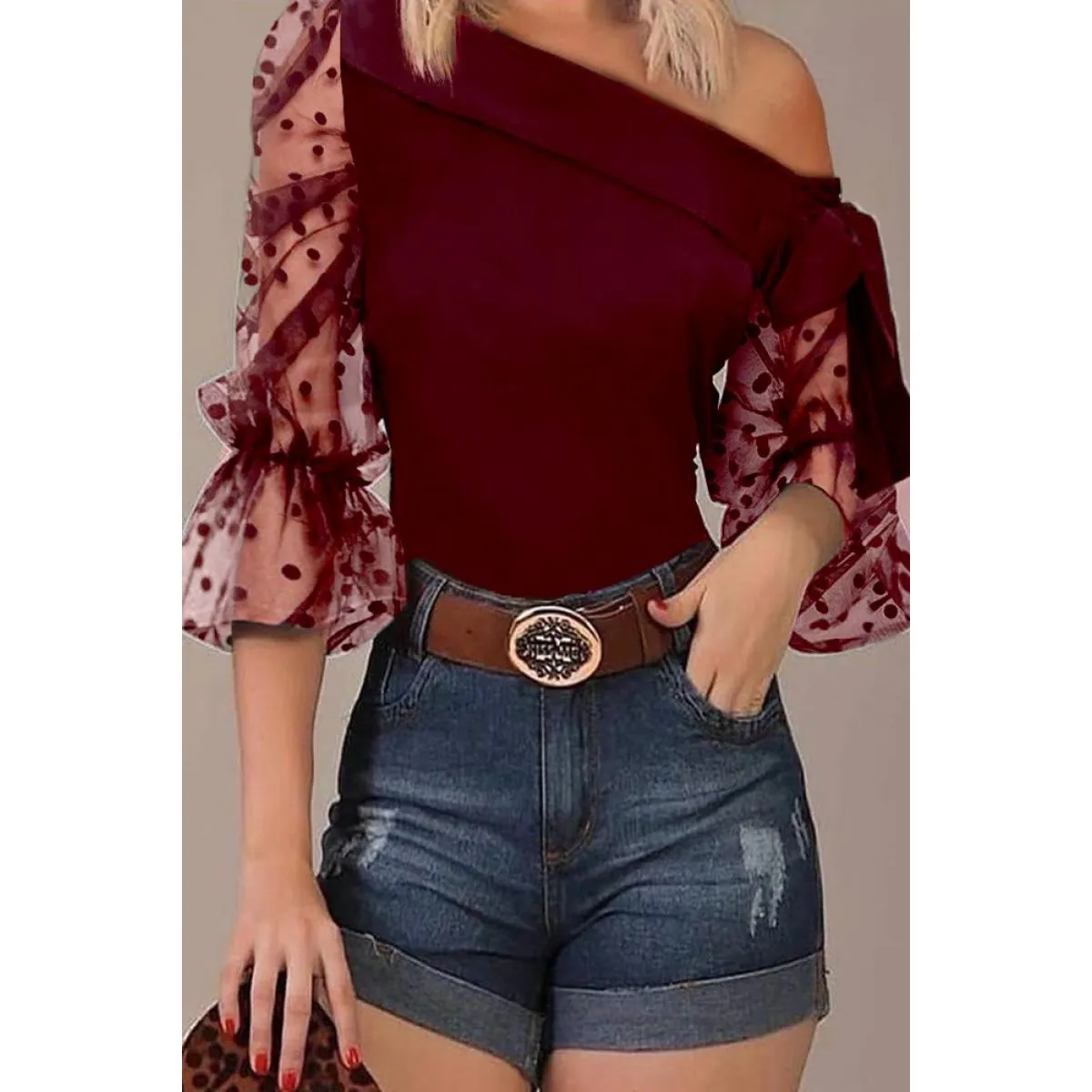 Camicia elegante con scollo a barchetta e maniche trasparenti a pois Josefina, bordeaux