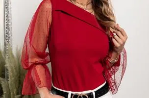 Camicia elegante con scollo a barchetta e maniche trasparenti a pois Josefina, bordeaux