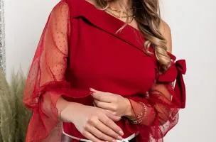 Camicia elegante con scollo a barchetta e maniche trasparenti a pois Josefina, bordeaux