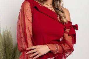 Camicia elegante con scollo a barchetta e maniche trasparenti a pois Josefina, bordeaux