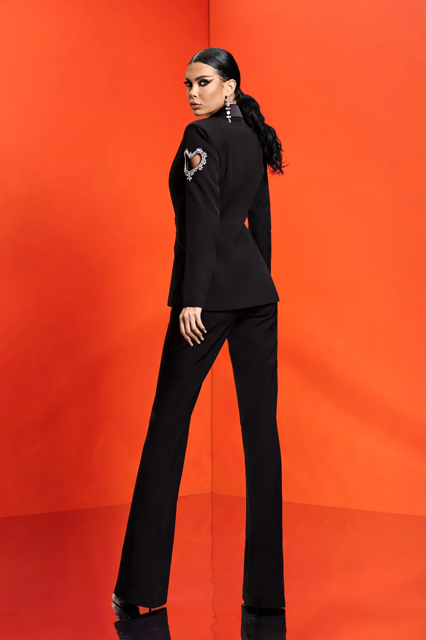 Completo tailleur nero doppiopetto Bby con accessorio in strass a cuore sulle maniche e bottoni gioiello argento