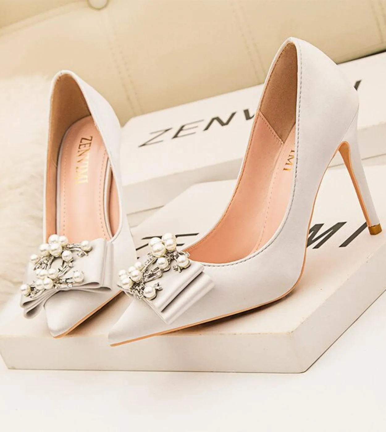 Décolleté da donna Scarpe con tacco alto con perline Scarpe da donna con perle di cristallo con punta a punta Scarpe da sposa da