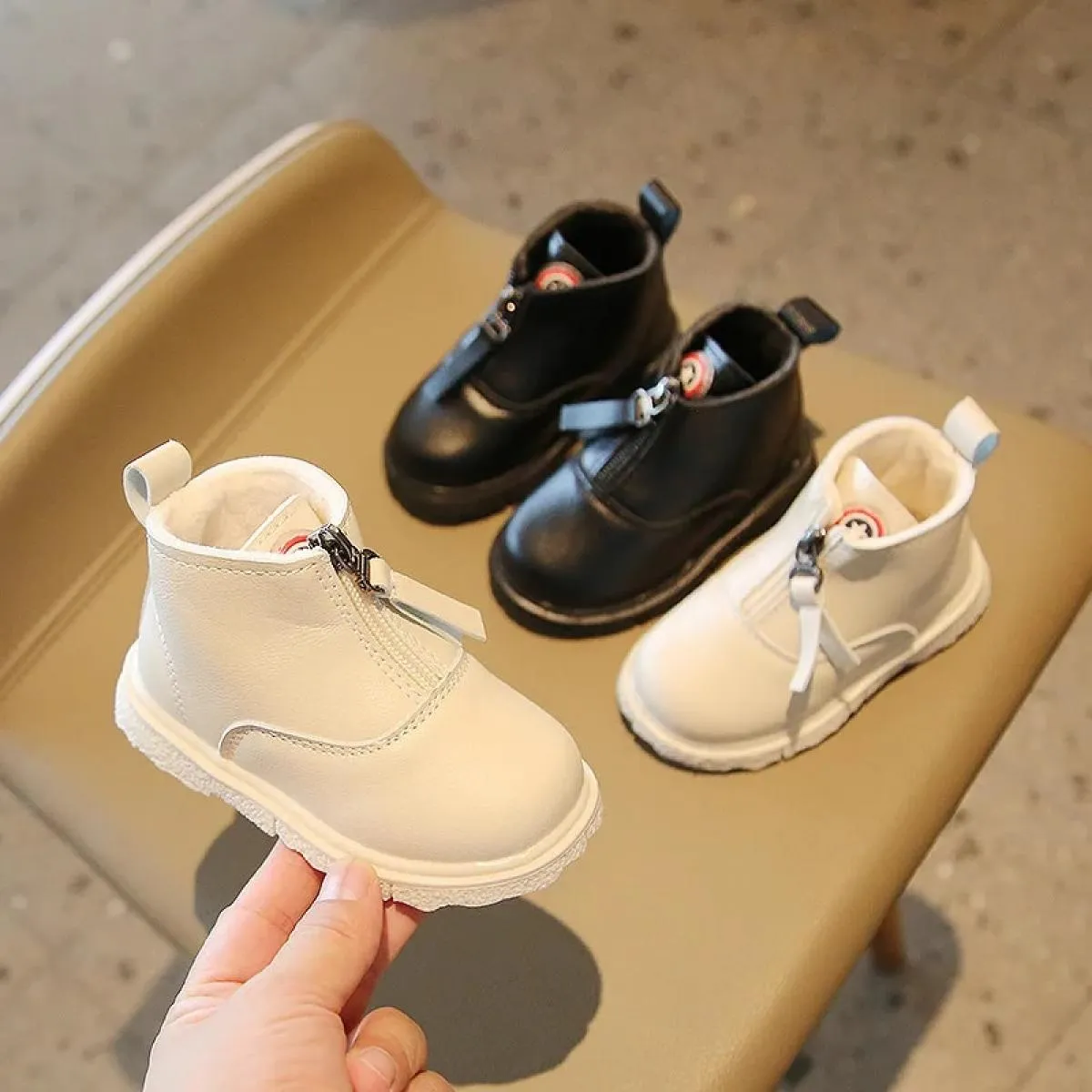 Eleganti stivali con cerniera frontale per bambini stivali corti per neonati nuovi stivali invernali in peluche antiscivolo per