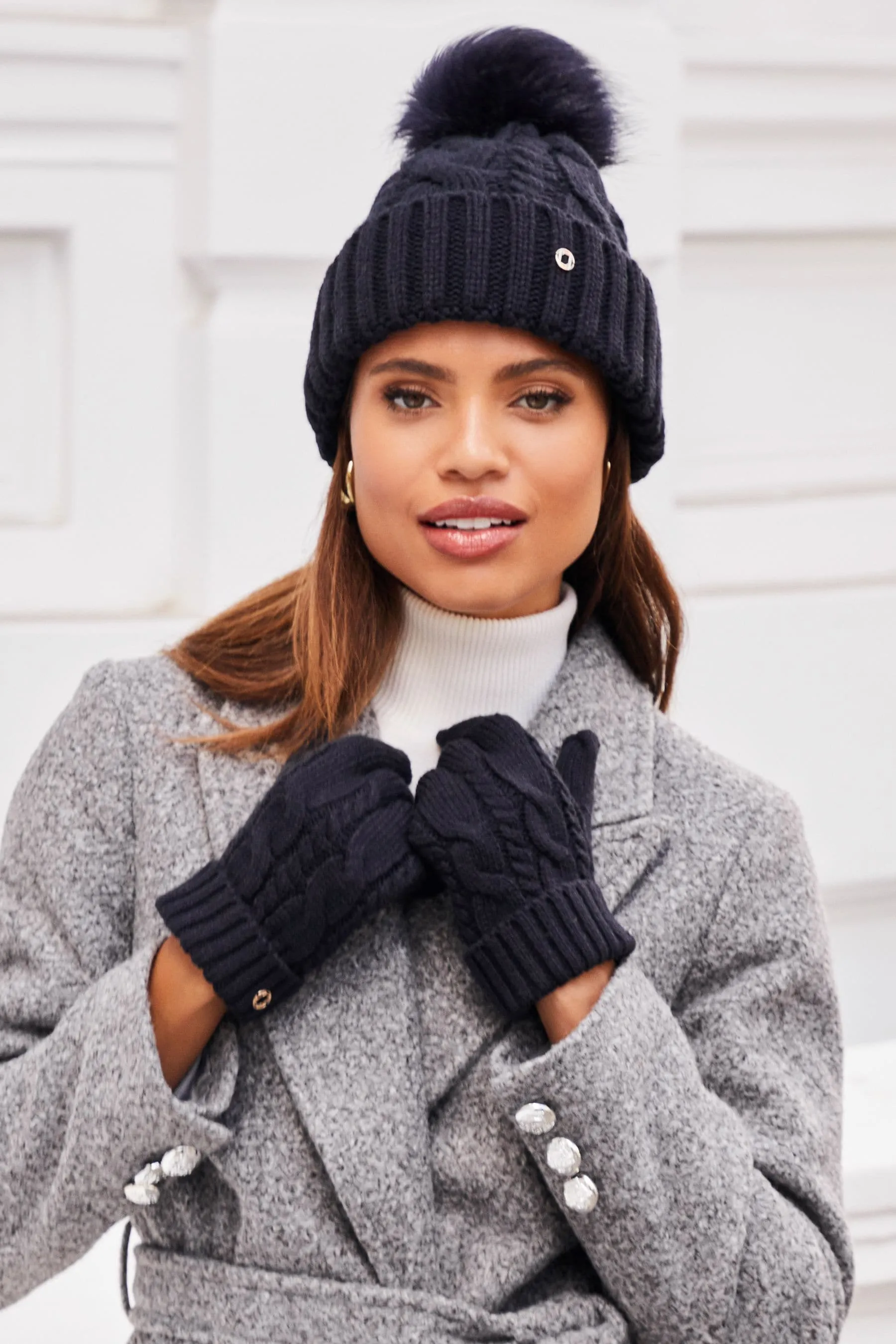 Lipsy Cappello comodo in maglia con pompon in pelliccia sintetica    