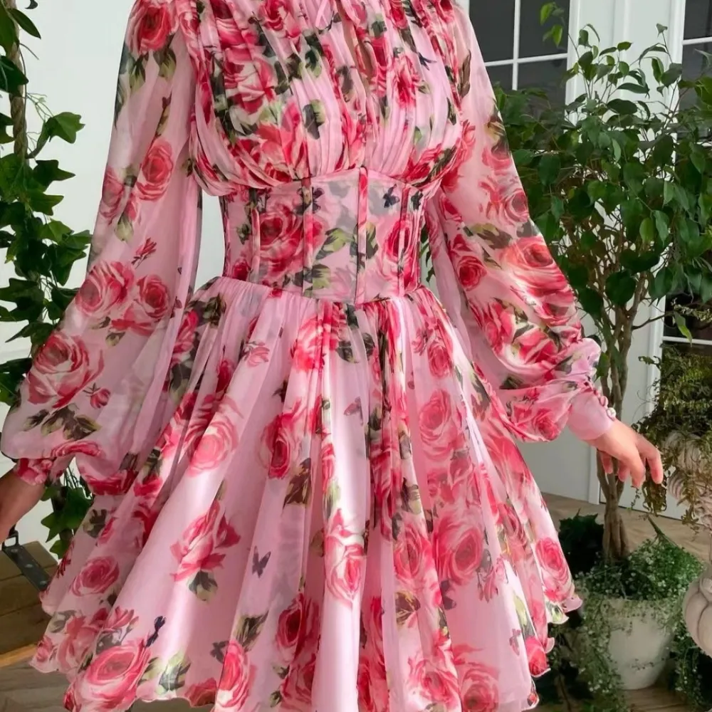 Maniche a lanterna delicate e dolci, colletto rialzato, vita snellente, abito in chiffon stampato a trapezio, gonna lunga elegan