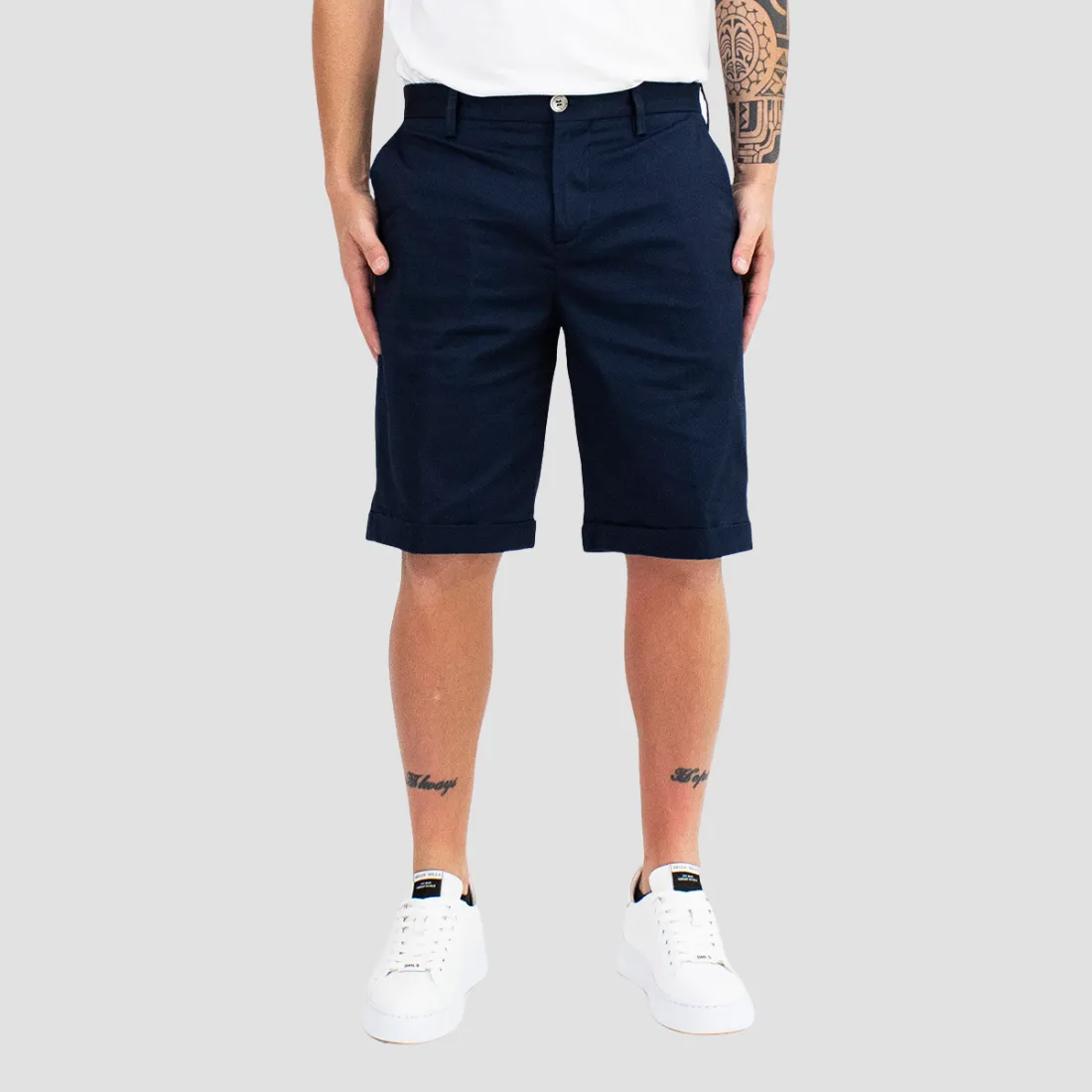 OUT/FIT - Short in cotone con borchia logo in metallo