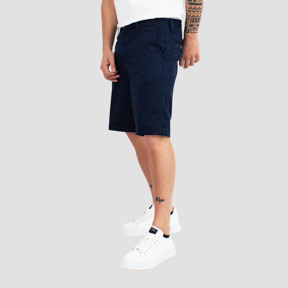 OUT/FIT - Short in cotone con borchia logo in metallo