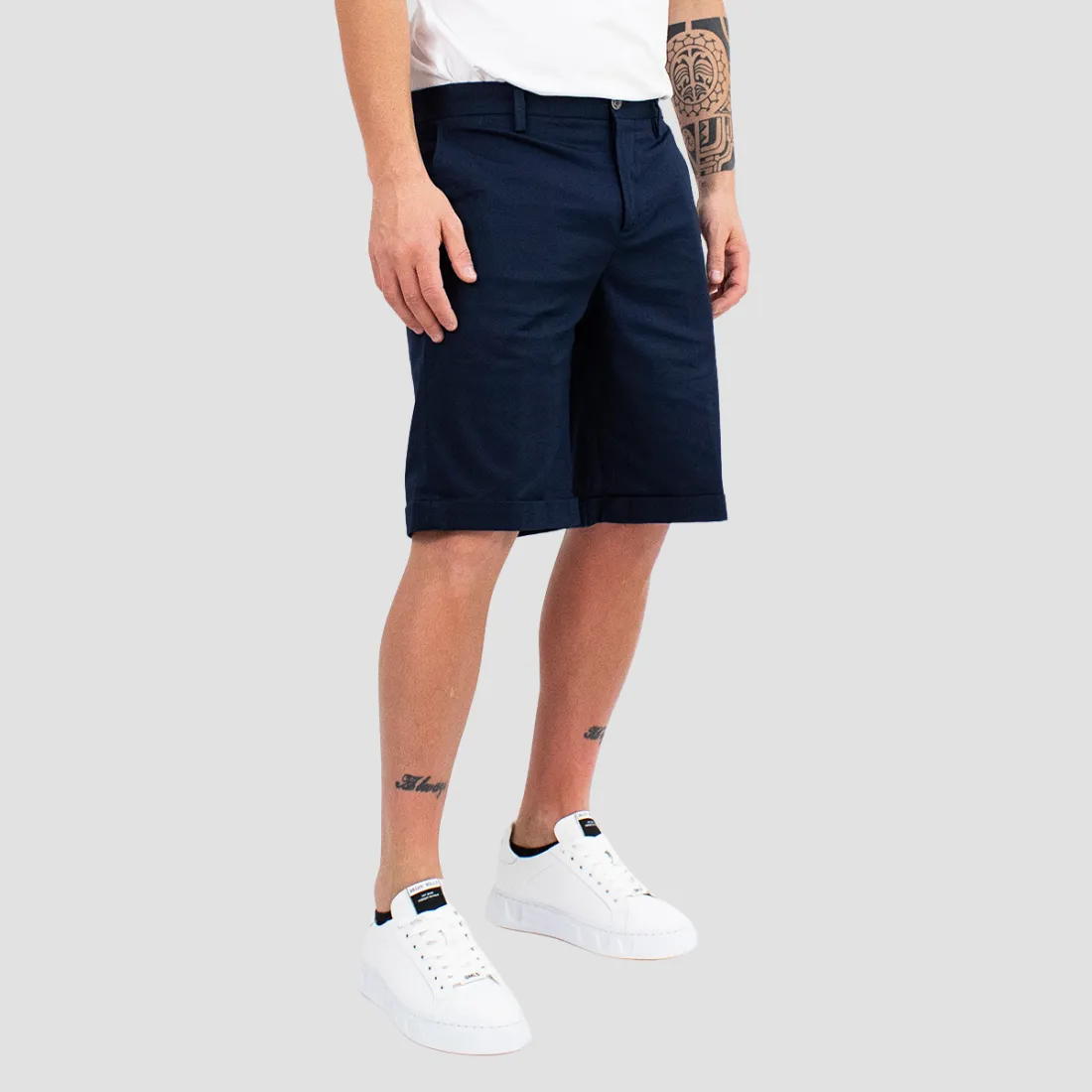 OUT/FIT - Short in cotone con borchia logo in metallo