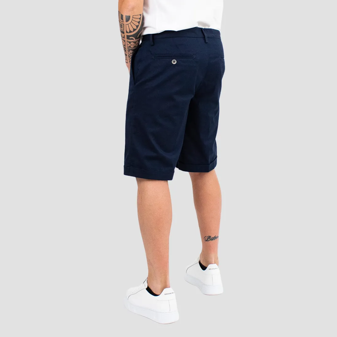OUT/FIT - Short in cotone con borchia logo in metallo