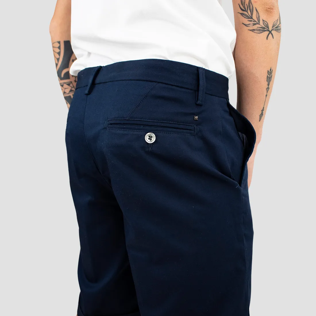 OUT/FIT - Short in cotone con borchia logo in metallo