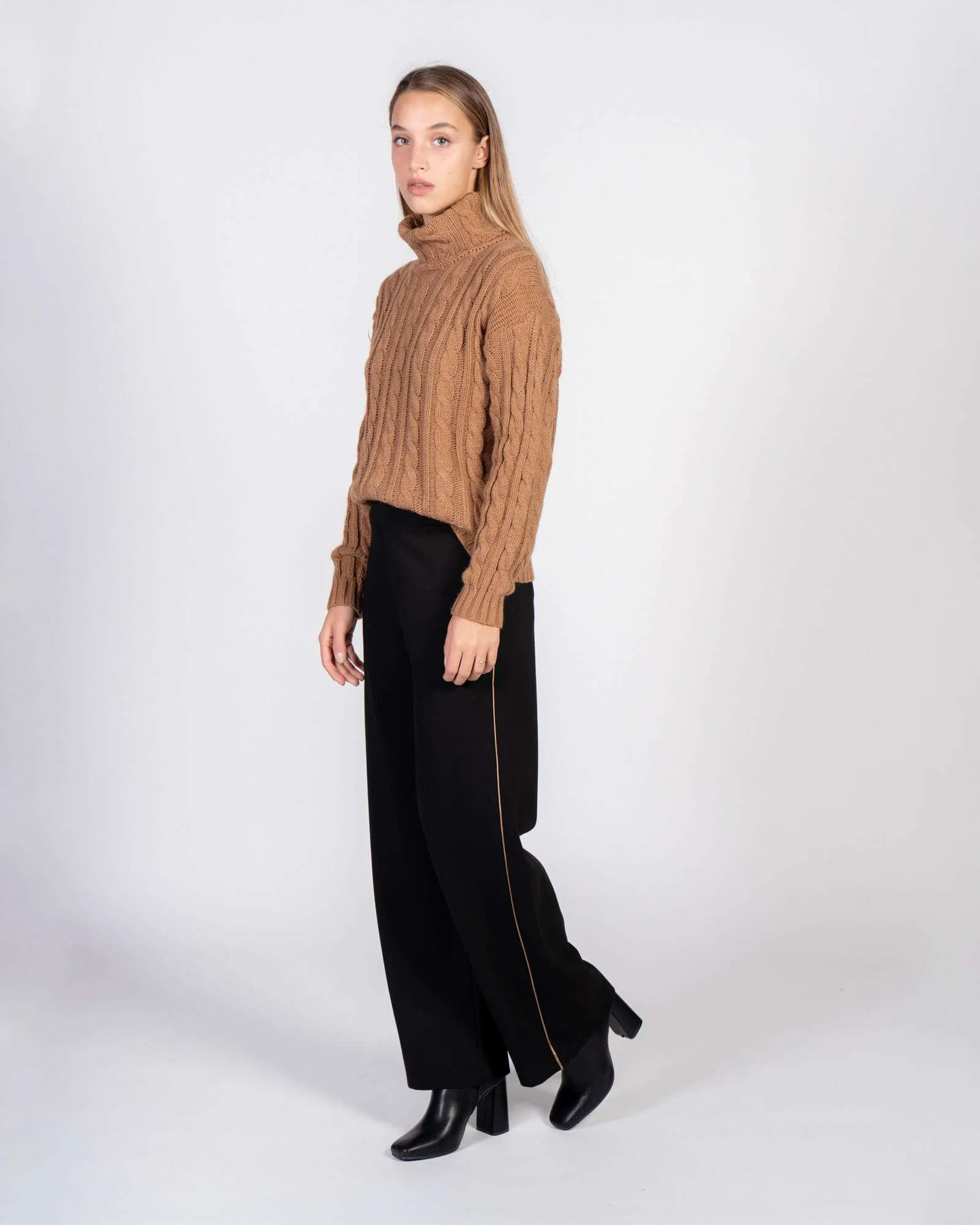 Pantaloni palazzo con dettagli cammello