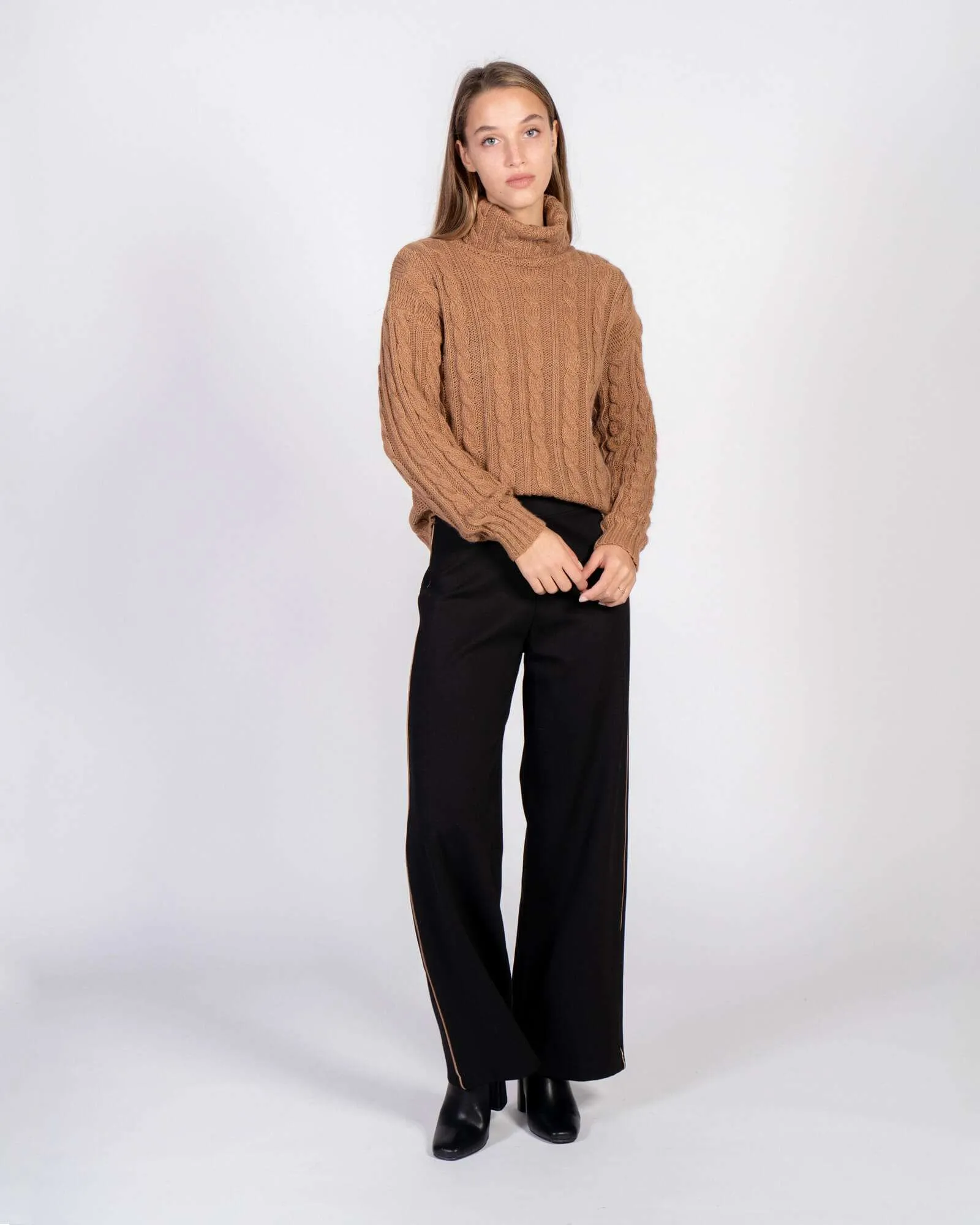 Pantaloni palazzo con dettagli cammello