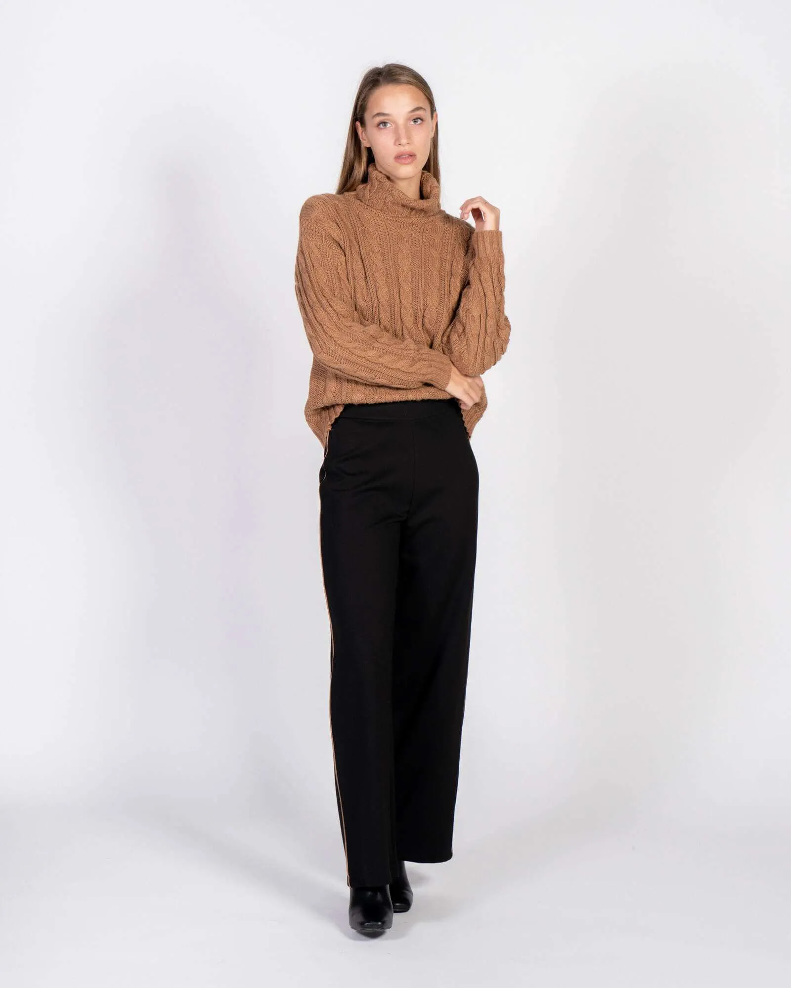 Pantaloni palazzo con dettagli cammello