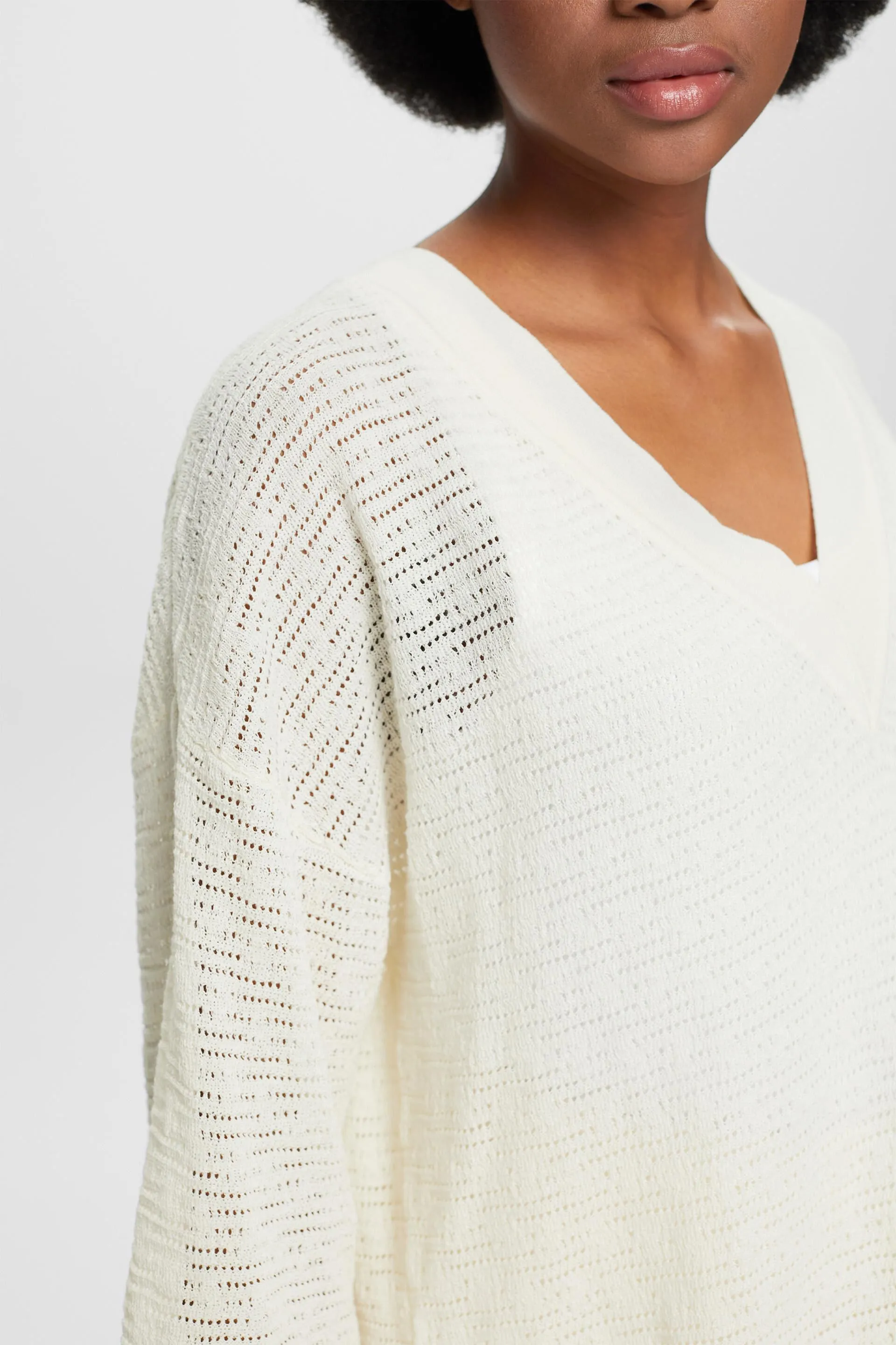 Pullover con lavorazione pointelle e scollo a V