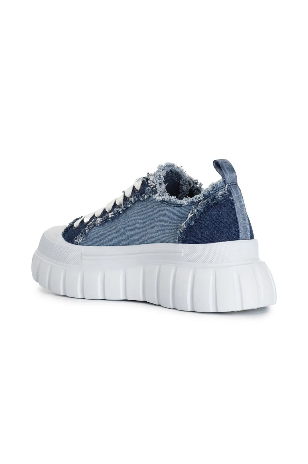 sneakers in denim sfrangiato jeans