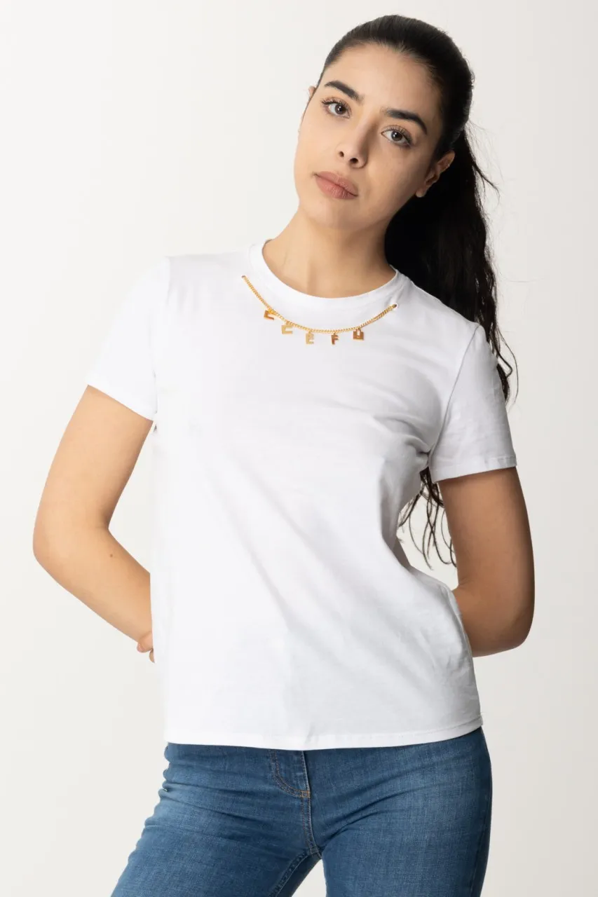 T-shirt con collana con charms Gesso