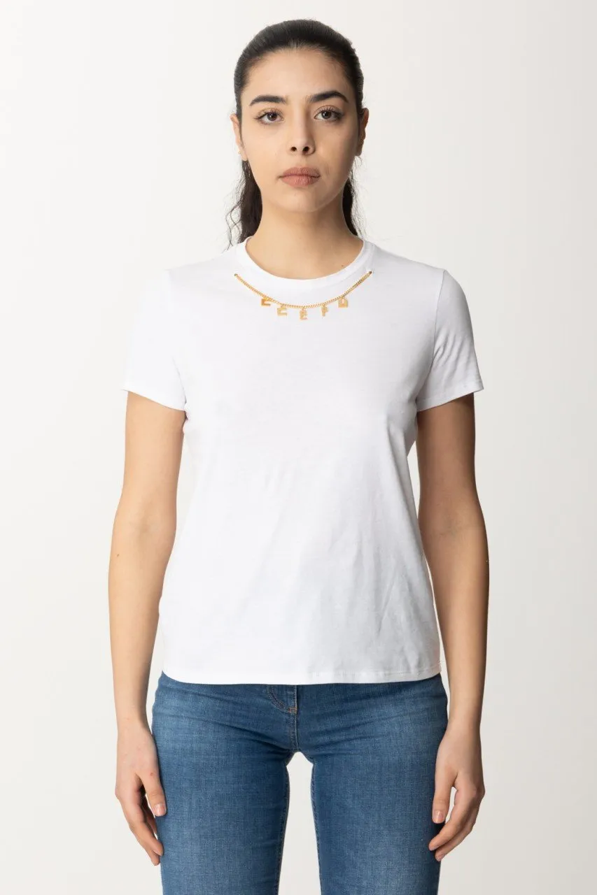 T-shirt con collana con charms Gesso