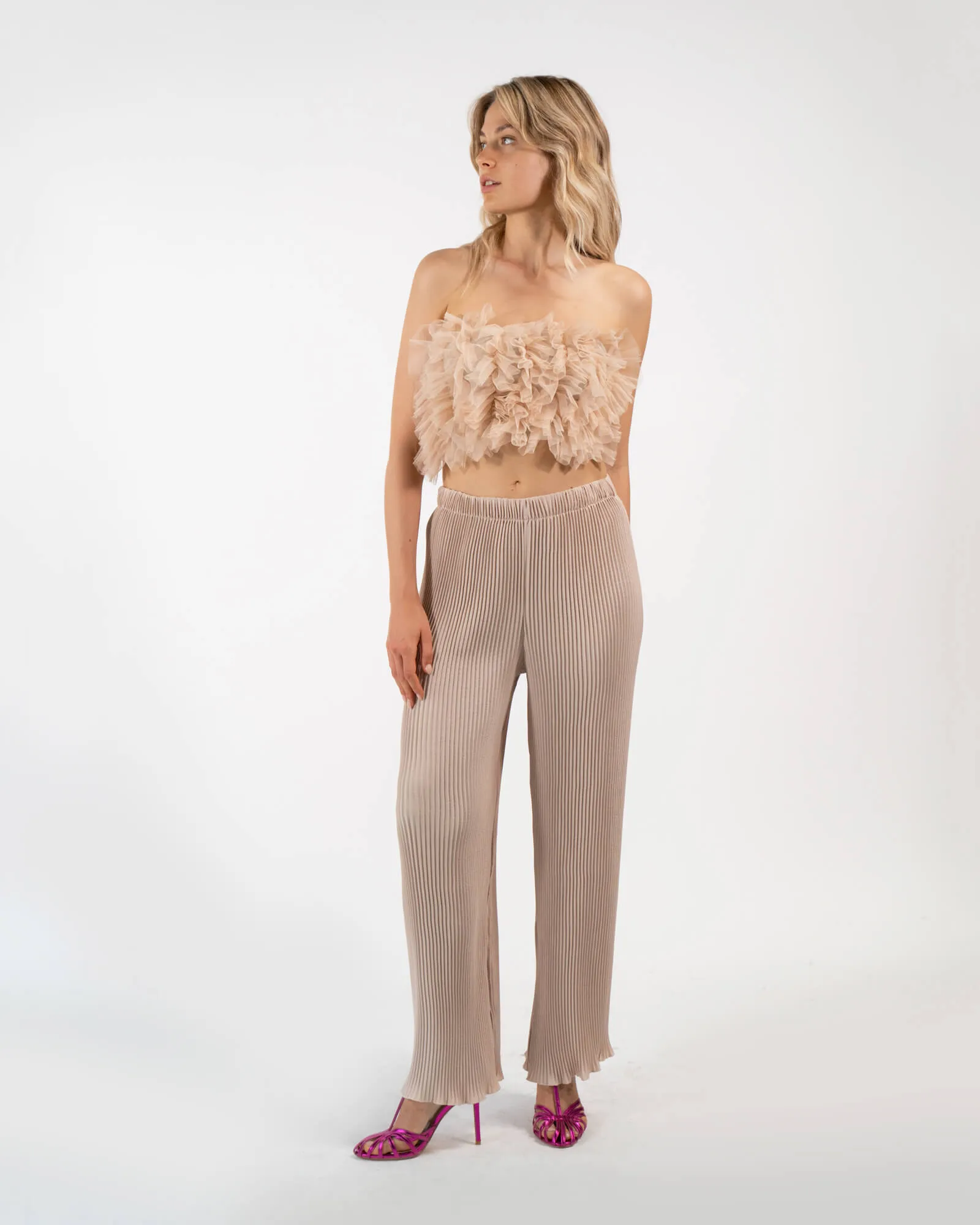 Top a fascia in tulle senza spalline beige.