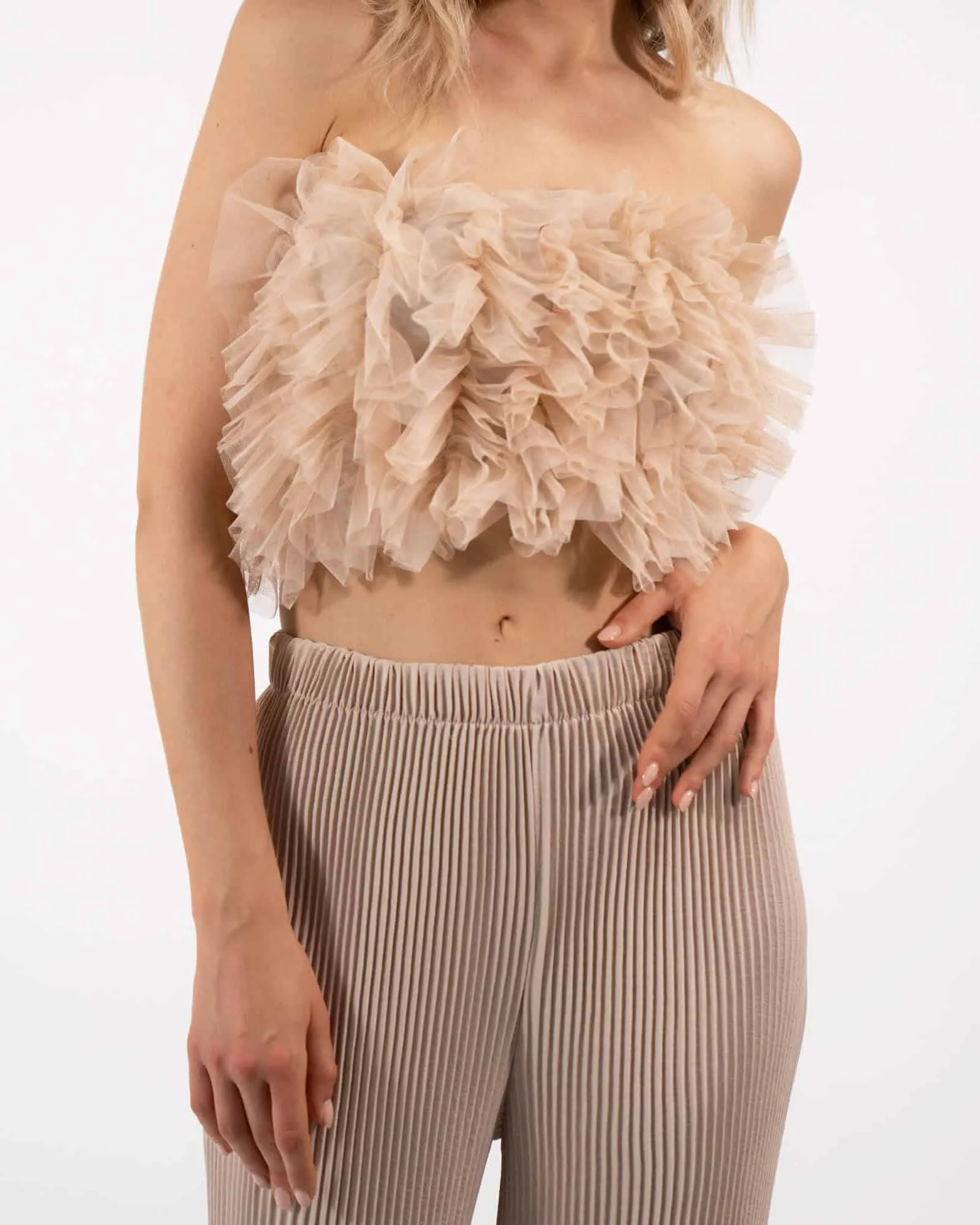 Top a fascia in tulle senza spalline beige.