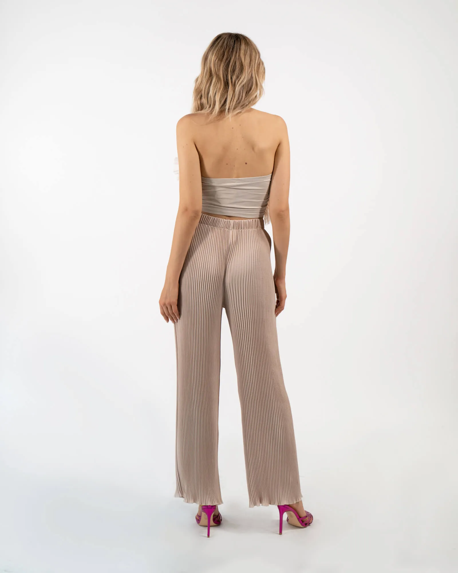 Top a fascia in tulle senza spalline beige.