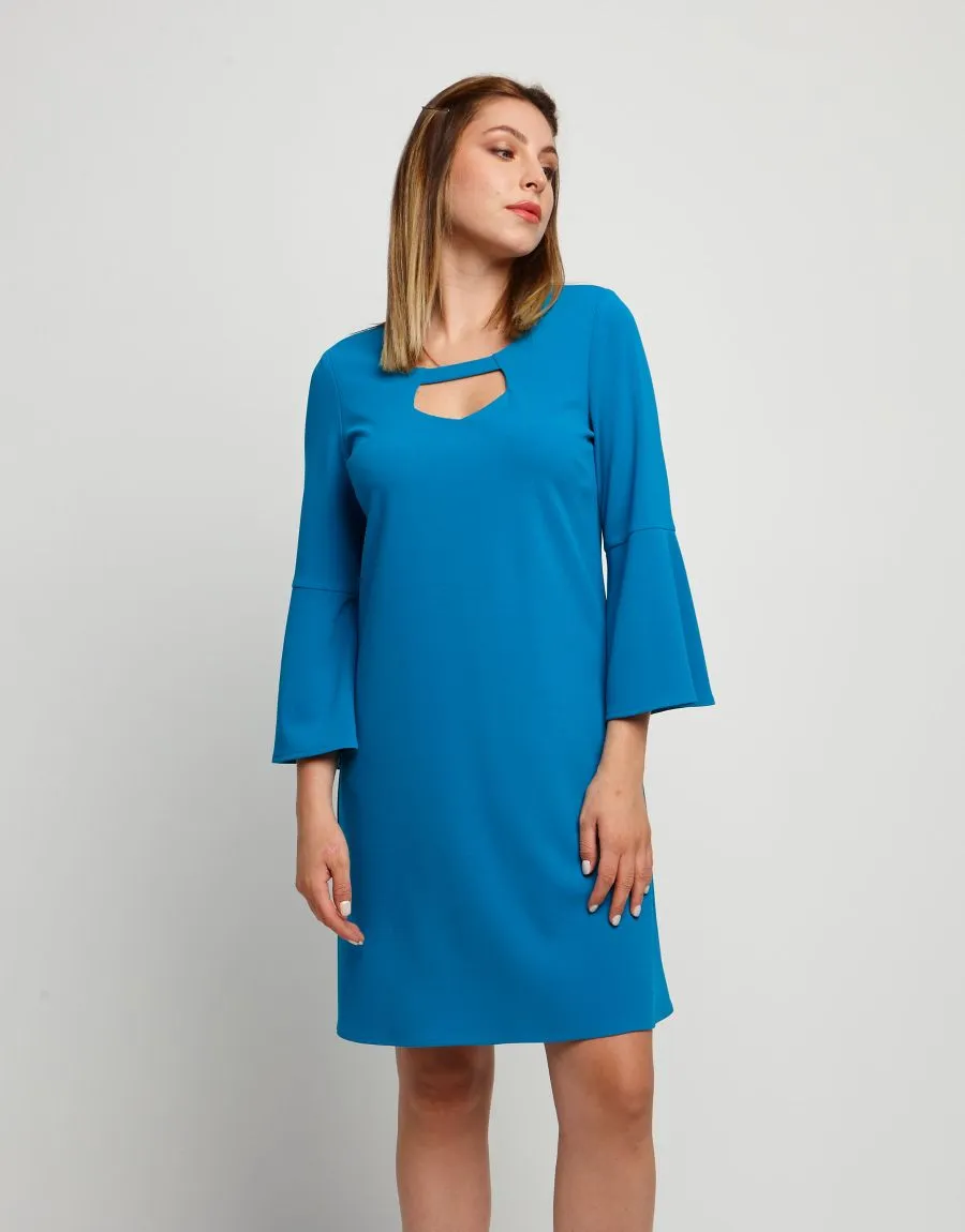 Vestito con maniche a campana e oblò sullo scollo