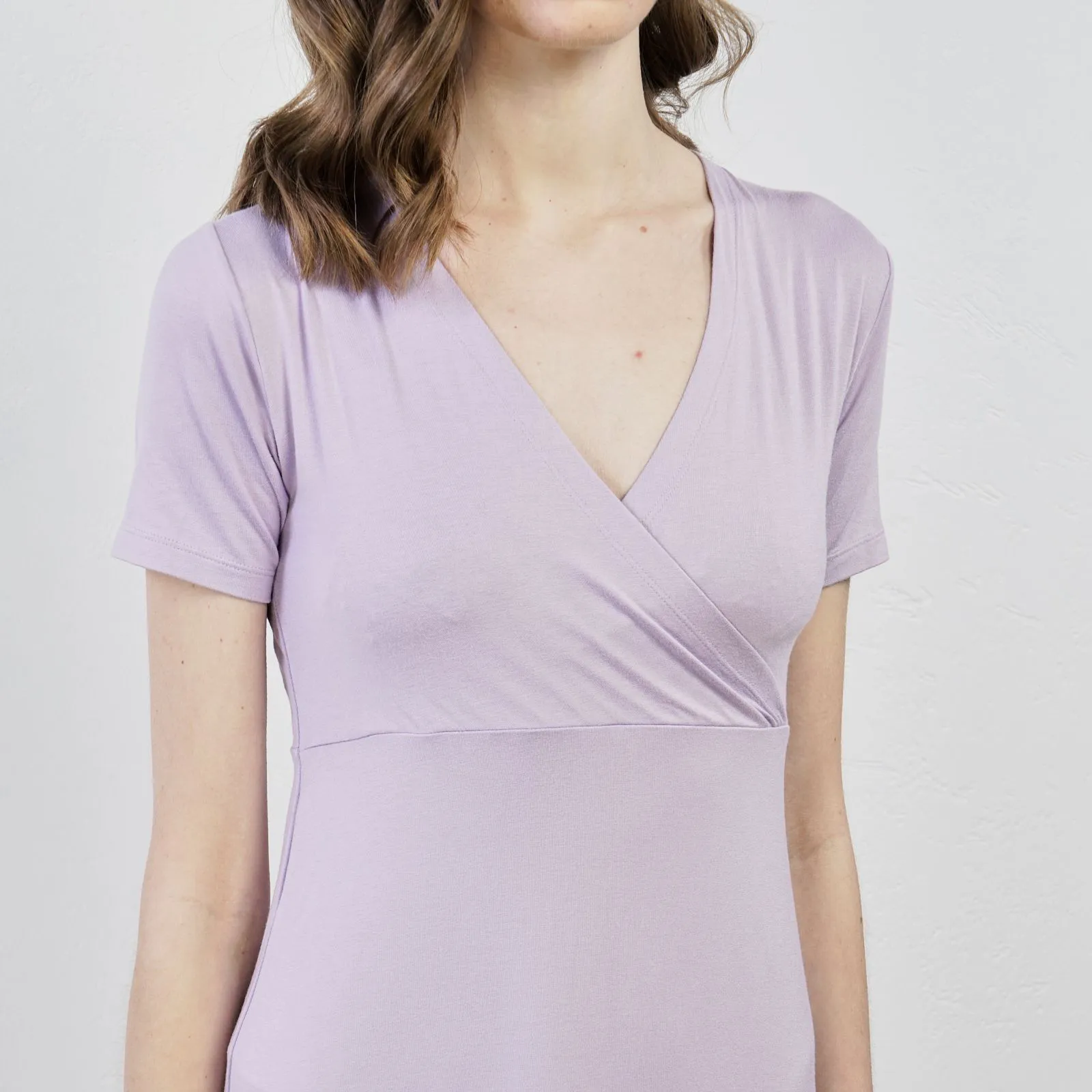 Vestito corto lilla con scollo a V